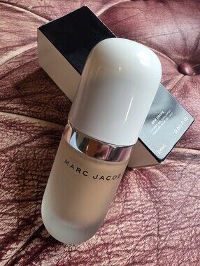 Marc Jacobs Dew Drops Coconut Gel Highlighter in White and Silver-Tone Packaging